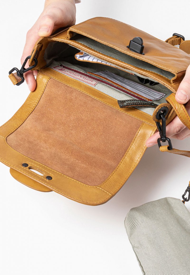 Aunts & Uncles MRS TARTLET - Umhängetasche - buckthorn