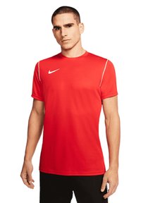 Rotes Sport-T-Shirt aus leichtem Material mit kurzen Ärmeln, versehen mit einem weißen Nike-Logo auf der linken Brust und weißen Akzentstreifen an den Schultern.