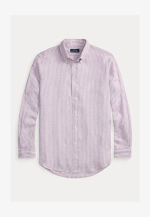 Ilga rankovėse marškiniai šviesiai levandų spalvos su baltomis vertikaliomis juostelėmis, turintys klasikinį apykaklę ir mažą siuvinėtą logotipą ant krūtinės.