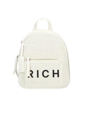 Sac à dos blanc perforé avec une poche avant zippée affichant les lettres « RICH » en noir, et une poignée supérieure avec deux bretelles.
