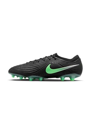 Zwarte voetbalschoen met groene noppen en een groen Nike swoosh-logo aan de zijkant, zijaanzicht op een witte achtergrond.