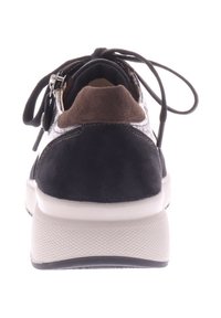Schwarze und braune Schnürsneaker mit einem Obermaterial aus Wildleder und strukturiertem Stoff, gepolstertem Fersenbereich und einer leichten weißen Sohle mit Profilmuster.