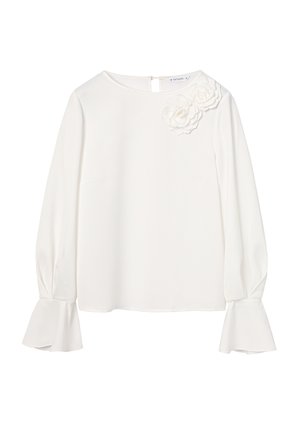 Valkoinen pusero, jossa on pitkät hihat, pyöreä kaula-aukko, liehuvat hihansuut ja kolmiulotteiset kukka-akcentit vasemmalla olkapäällä. Hieno kangastuntuma.