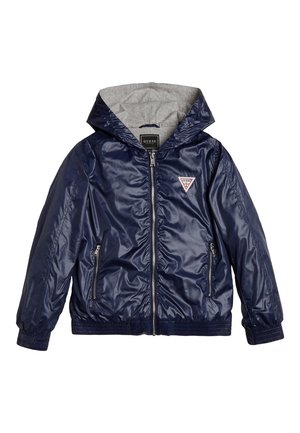 Granatowa, błyszcząca kurtka z nylonu z szarą podszewką kaptura, zapinana na zamek z przodu i posiadająca boczne kieszenie; ma elastyczne mankiety i pas.