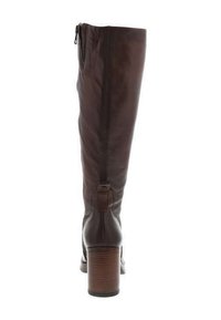 Botte en cuir brun hauteur genou avec une fermeture éclair à l'arrière, un talon bloc et une texture lisse. Présente un accent de sangle près du talon.
