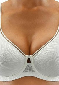 Hvid blonde BH med V-formet design, der har et delikat blomster mønster, gennemsigtige kanter og en lille lukningsdetalje foran.