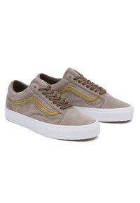 Sneaker in suede di un grigio chiaro con strisce gialle sui lati. Presenta lacci marroni e una suola in gomma bianca. Texture liscia e design low-top.