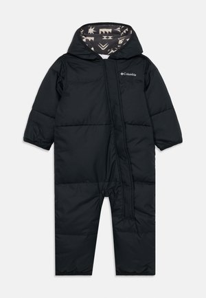 Zwarte geïsoleerde wintersuit met een capuchon. Beschikt over een gevoerd binnenwerk met patronen, elastische manchetten en een rits aan de voorkant. Gevuld voor warmte en comfort.