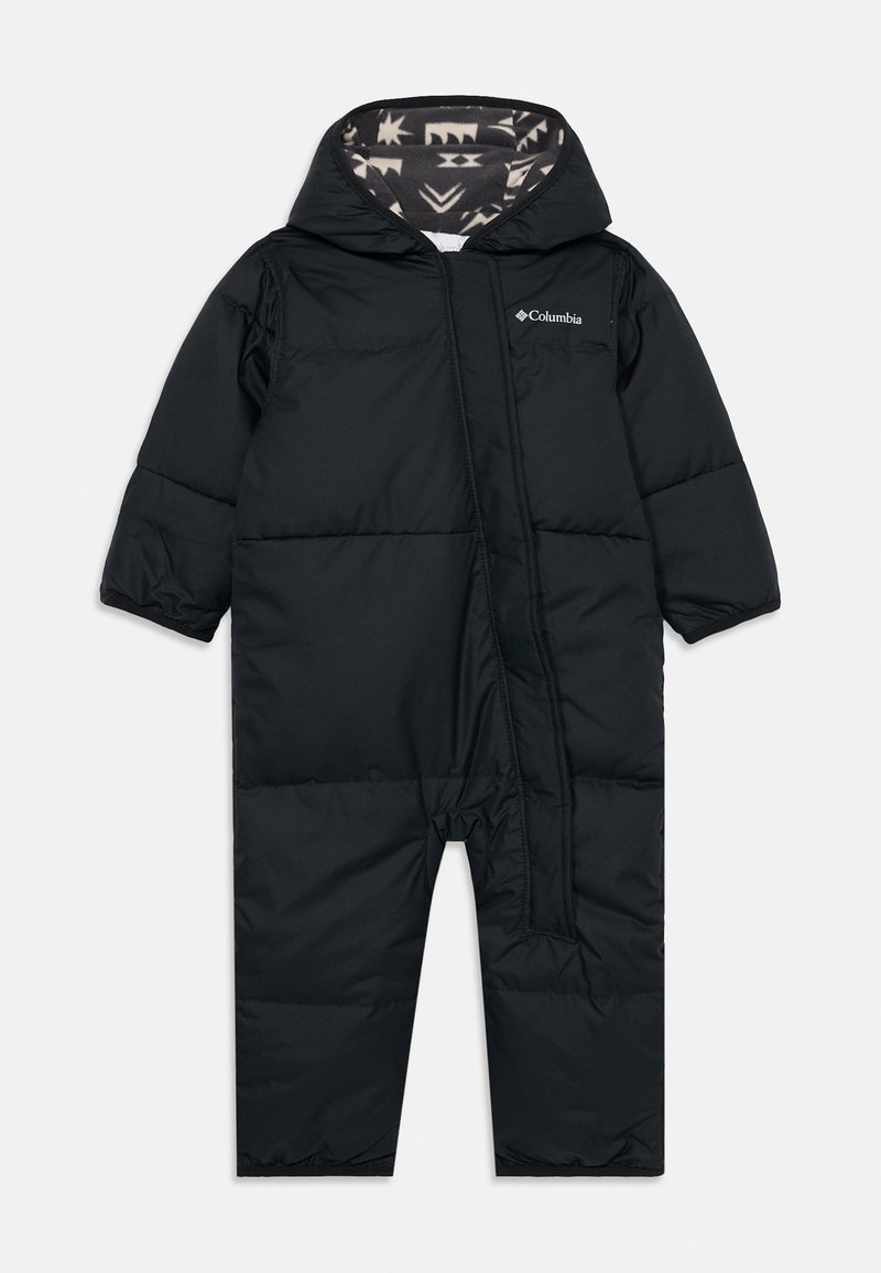 Combinaison de neige isolée noire avec capuche. Comprend une doublure intérieure à motif, des poignets élastiques et une fermeture éclair à l'avant. Rembourrée pour chaleur et confort.