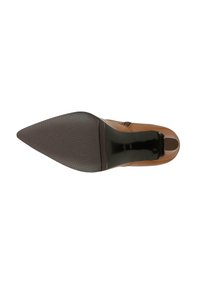 Hnědá kožená vysoká bota na podpatku s špičatou špičkou a texturovanou podrážkou. Obsahuje černé akcenty a hladký povrch na svršku.