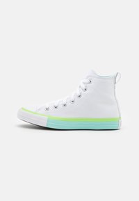 Białe trampki high-top z płótna, z miętowozieloną gumową podeszwą, białymi sznurówkami oraz teksturowaną cholewką z gładkim noskiem.