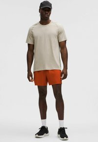 lululemon PACE BREAKER LINERLESS 13CM - Kurze Sporthose - autumn rust