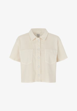 Camisa de manga corta con cuello y botones en tela beige claro; incluye dos bolsillos en el pecho y cierre frontal con botones.