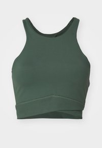 Mörkgrön sport-bh gjord av ett slätt, elastiskt material. Har en rundad halsringning och ett brett band i botten för stöd.