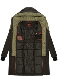 Svart parka-jacka med en olivgrön innerfoder. Har orange detaljer, dragkedjestängning och ett quiltat innertyg för isolering.