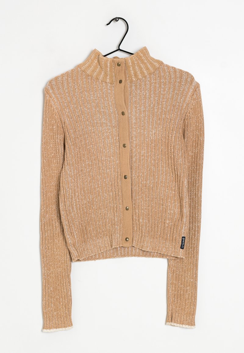 Beige ribbineul knit cardigan, jossa on korkea kaulus, nappisuljenta ja tekstuuri. Tällä on lyhyt pituus ja raakareuna hihoissa.