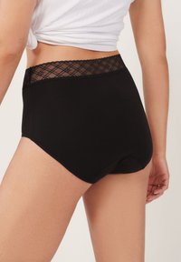 Zwarte katoenen onderbroek met hoge taille en een kanten accent langs de tailleband. Glad textuur en een aansluitend, volledig bedekkend ontwerp.