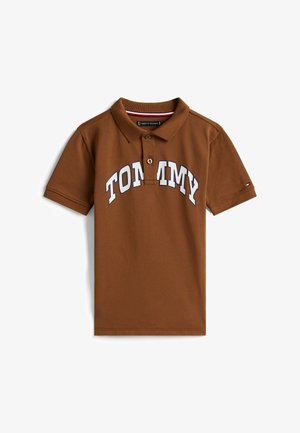 Brązowa koszulka polo wykonana z bawełny, z złożonym kołnierzykiem, z napisem "TOMMY" drukowanym na białym tle z przodu. Krótkie rękawy i akcent z logo.