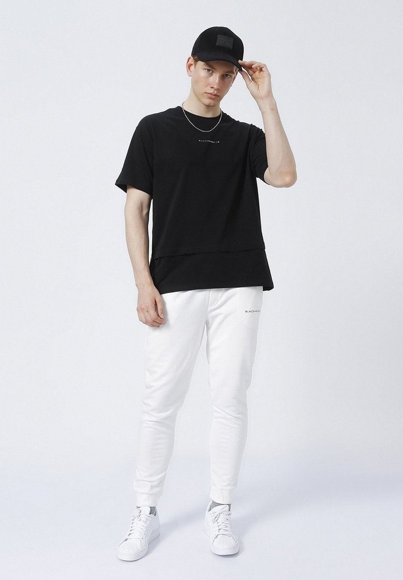 Herren Trainingsanzüge | Black On Black Jogginghose white/weiß - GK26393 Herren Trainingsanzüge | Black On Black Jogginghose white/weiß - GK26393