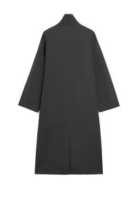 Lange zwarte jas met hoge kraag en lange mouwen, van achteren getoond met een middenstijl aan de zoom.