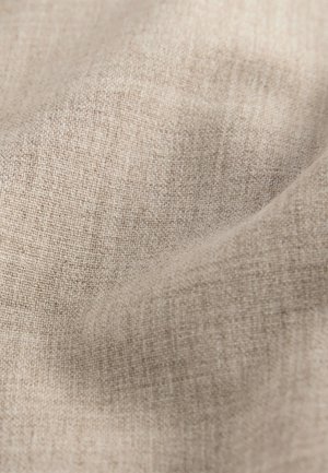 Ljusbeige linnetyg med en mjuk textur, som har ett diskret vävmönster och ett mjukt draperat utseende.