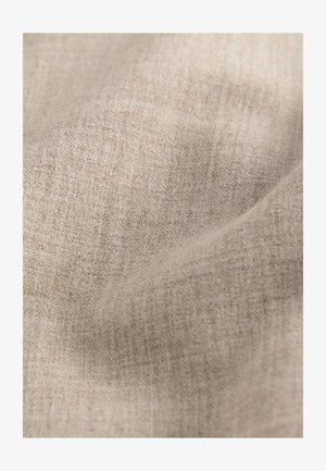 Világos bézs színű lenvászon anyag, sima textúrával, finom szövésmintával és puha eséssel.