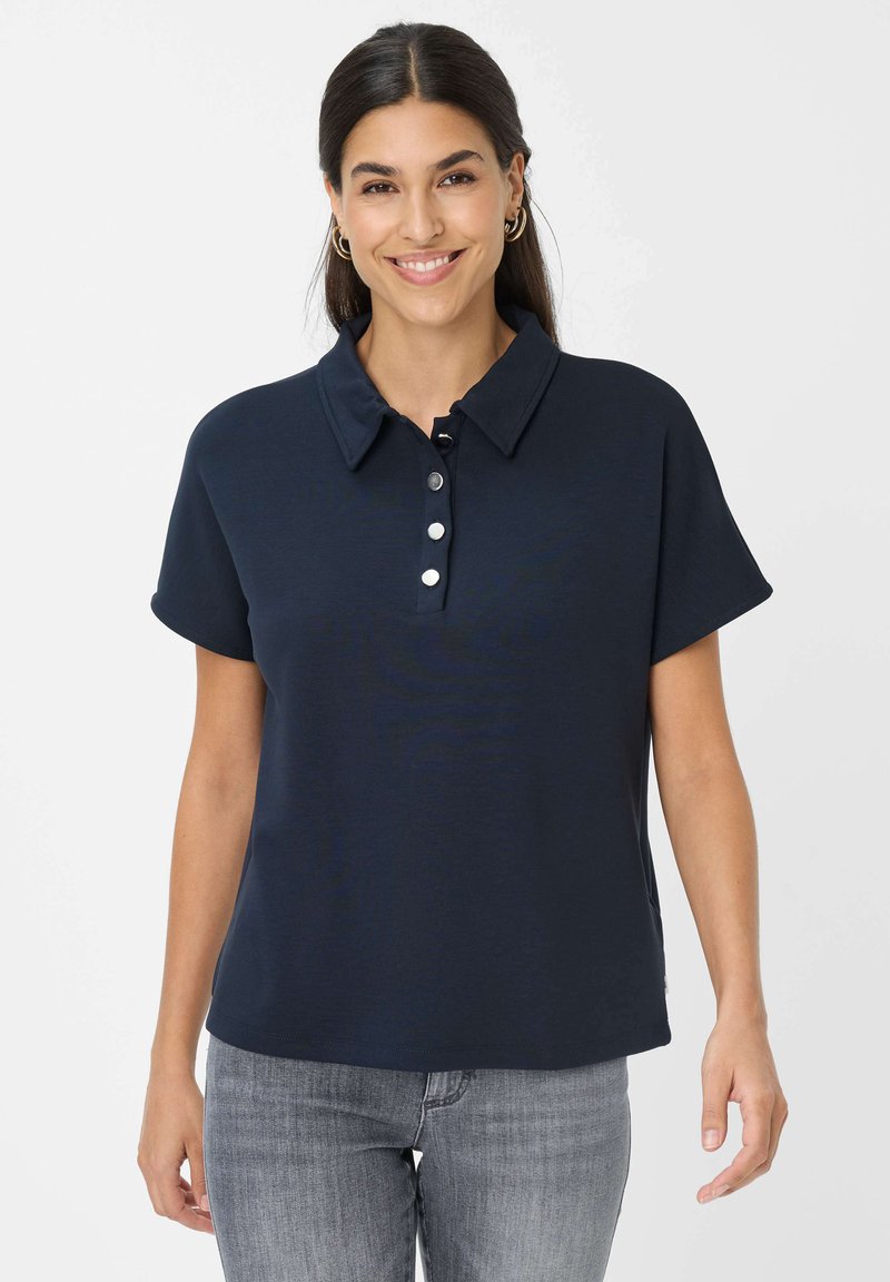 Polo shirt navy con maniche corte, chiusura a bottoni e colletto classico. Realizzato in morbido materiale con una vestibilità comoda e orlo dritto.