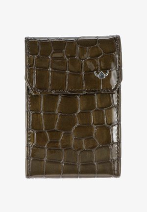 Portefeuille en cuir brun foncé à texture crocodile avec fermeture à rabat et petit logo argenté en haut à droite.