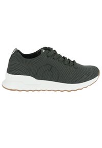 Zapatilla de punto verde oscuro con una entresuela blanca y suela de goma marrón. Presenta un diseño de cordones y una pestaña en el talón.