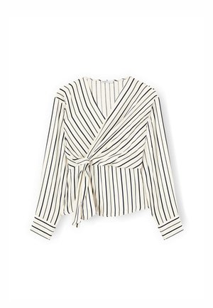 Blusa a wrap in crema con righe verticali blu navy. Maniche lunghe, dettaglio a fiocco in vita e scollatura a V. Tessuto morbido con una consistenza liscia.