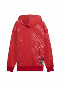 Hoodie rouge arborant un motif texturé à éclaboussures blanches. Comprend une poche kangourou et une étiquette sur le côté inférieur gauche.