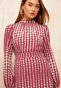 Friends Like These HIGH NECK LONG SLEEVE MIDI WITH BOW DETAILING - Kasdienė suknelė - red geo