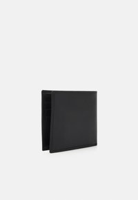 Portefeuille en cuir noir au design minimaliste, doté de multiples emplacements pour cartes et d'une texture lisse. Les bords cousus renforcent sa durabilité.