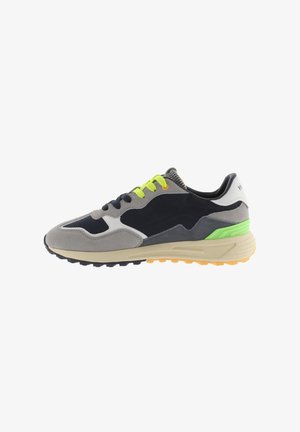 Zapatilla deportiva que combina ante gris, detalles en negro y cordones de neón verde. Suela ligera con dibujo en naranja y negro.