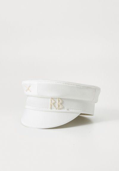 Cappello bianco con visiera piatta, caratterizzato da dettagli in perle dorate testurizzate e un logo ricamato "RB" sul davanti. Materiale in finta pelle liscia.