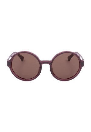 Occhiali da sole rotondi con lenti marrone scuro e montatura e aste viola trasparenti.