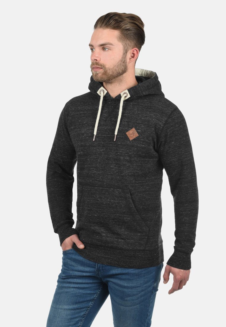 Hoodie gris foncé avec une légère texture chinée, grande poche avant, cordons blancs et petit patch logo marron sur la poitrine.