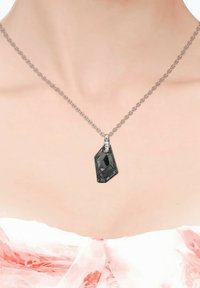 Collana in argento con ciondolo grande in gemstone nero sfaccettato a forma geometrica, accentuato da piccole pietre chiare.