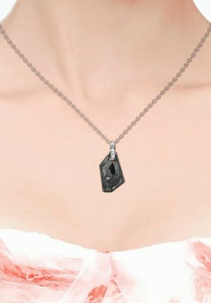 Collana in argento con ciondolo grande in gemstone nero sfaccettato a forma geometrica, accentuato da piccole pietre chiare.