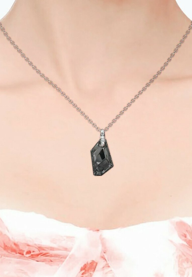 Collana in argento con ciondolo grande in gemstone nero sfaccettato a forma geometrica, accentuato da piccole pietre chiare.