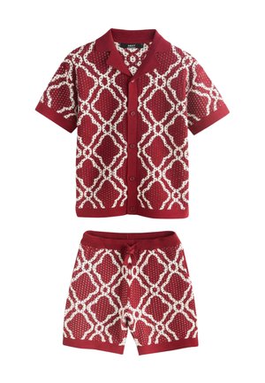 Rotes kurzärmliges Hemd mit Knöpfen und passende Shorts mit weißem geometrischem Kettenmuster, gerippter Kragen, Bündchen und Bund.