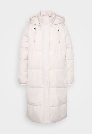 Lunga giacca invernale trapuntata di colore rosa chiaro con cappuccio, colletto alto, cordini e chiusura frontale con zip.