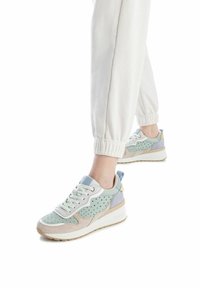 Zapatillas con un upper en verde menta y gris claro, diseño perforado, detalles en azul y una entresuela beige. Ligeras con un acabado texturizado.