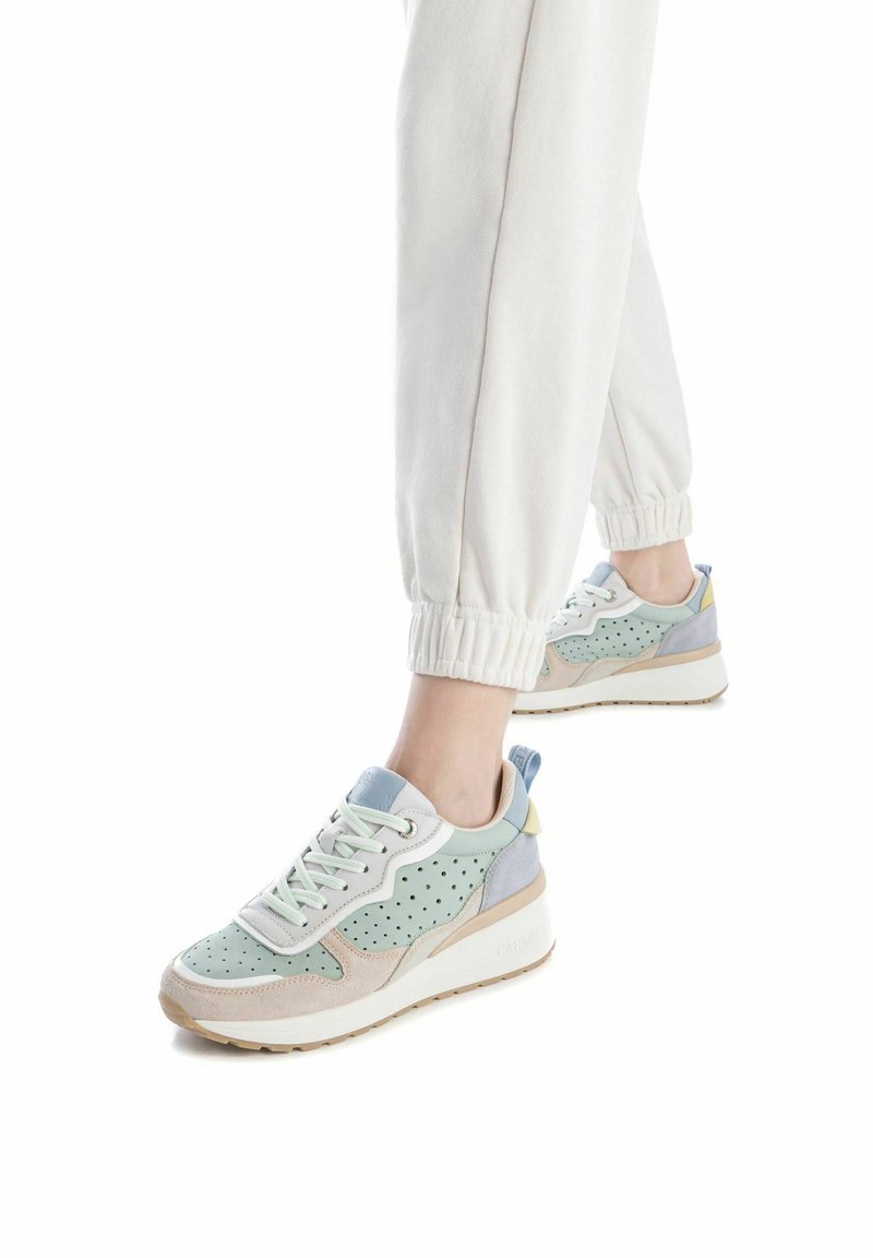 Zapatillas con un upper en verde menta y gris claro, diseño perforado, detalles en azul y una entresuela beige. Ligeras con un acabado texturizado.