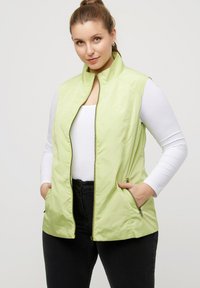 Ulla Popken COUTURES FANTAISIE COL MONTANT POCHES ZIPPÉES - Chaleco - gold-colored