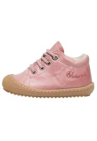 Zapatilla alta de cuero rosa con cierre de cordones, forro suave, suela de goma y acentos texturizados; presenta un logo en el costado.