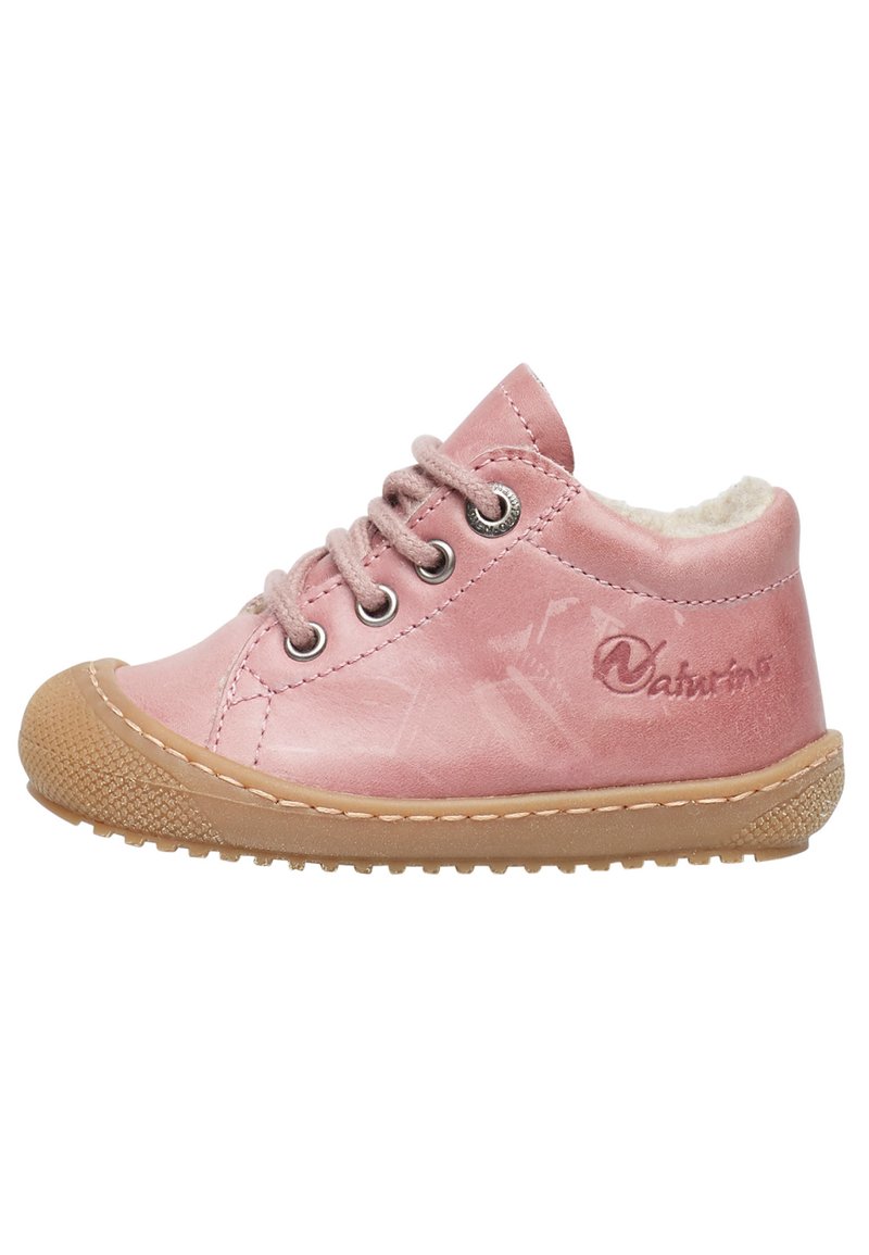 Zapatilla alta de cuero rosa con cierre de cordones, forro suave, suela de goma y acentos texturizados; presenta un logo en el costado.