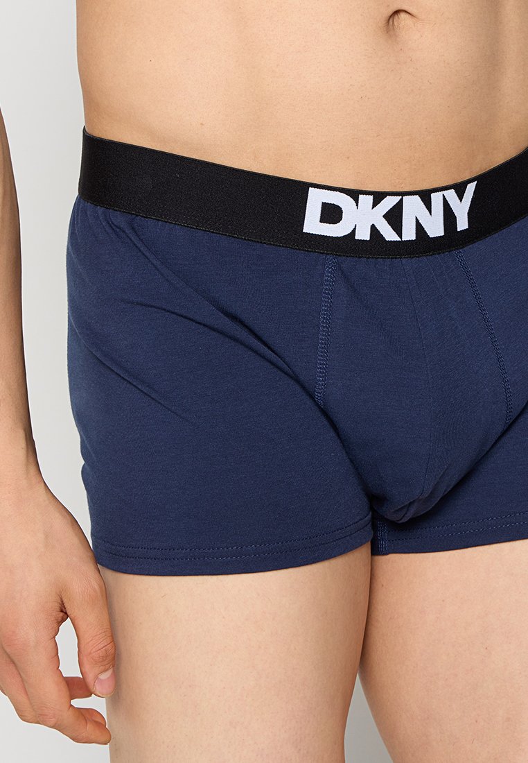 Granatowe bokserki wykonane z bawełny, z czarnym elastycznym paskiem w talii z białym logo "DKNY" oraz dopasowanym krojem z płaskimi szwami.