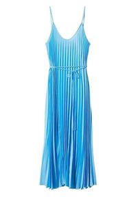 Robe bleue à plis avec bretelles spaghetti, présentant des rayures verticales dans différentes nuances de bleu et un détail de taille nouée.