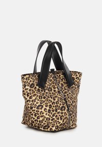 Borsa a tracolla con stampa leopardo e manici in pelle nera, dotata di chiusura con zip e accento con logo. Texture morbida, forma arrotondata.